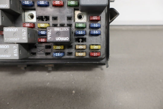 01 - 02 Chevy GMC 2500HD Underhood Engine Fuse Box OEM 12193645