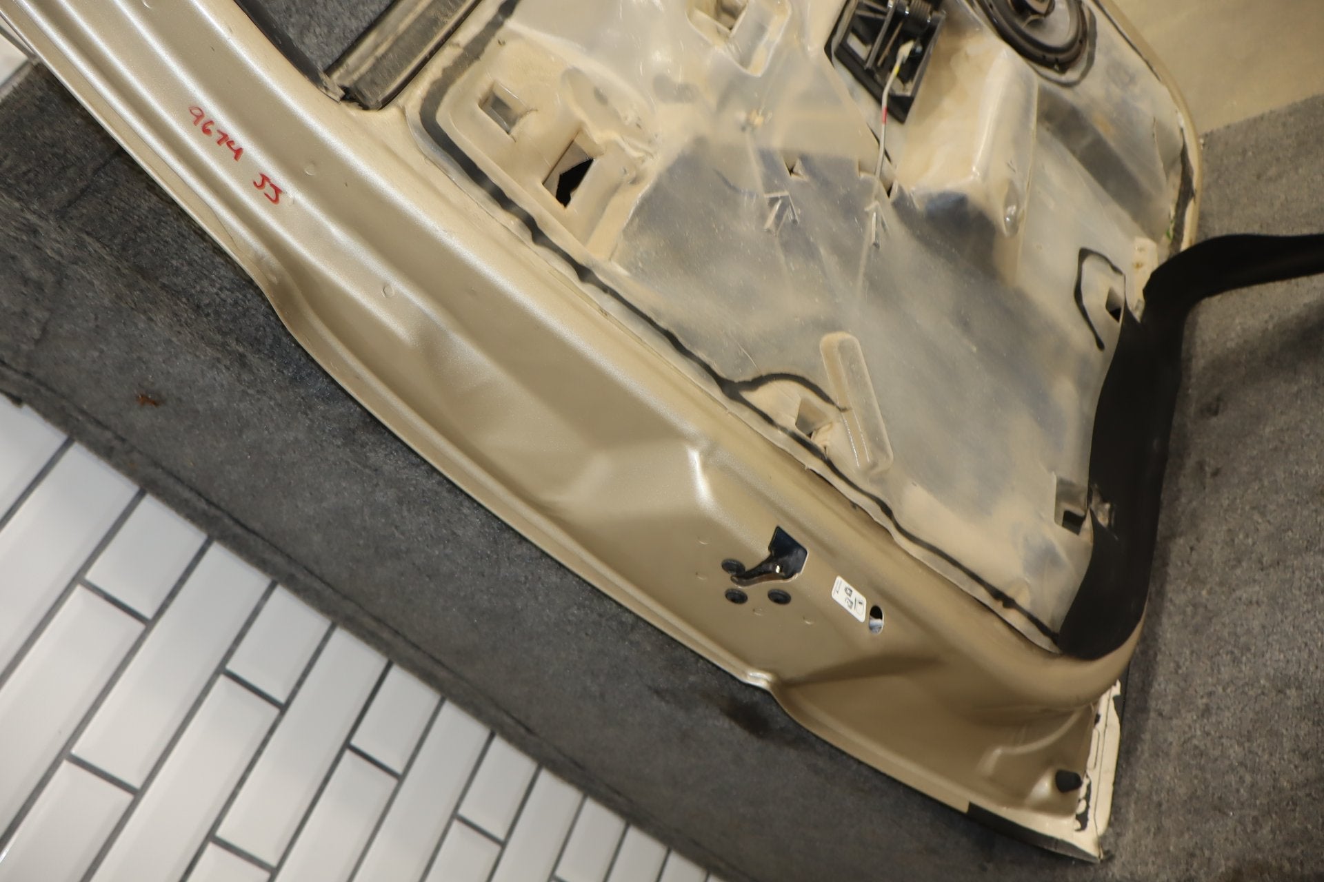 01-07 Chevy GMC Silverado Sierra GMT800 Extneded Cab Left Rear Door sand beige metallic 15u
