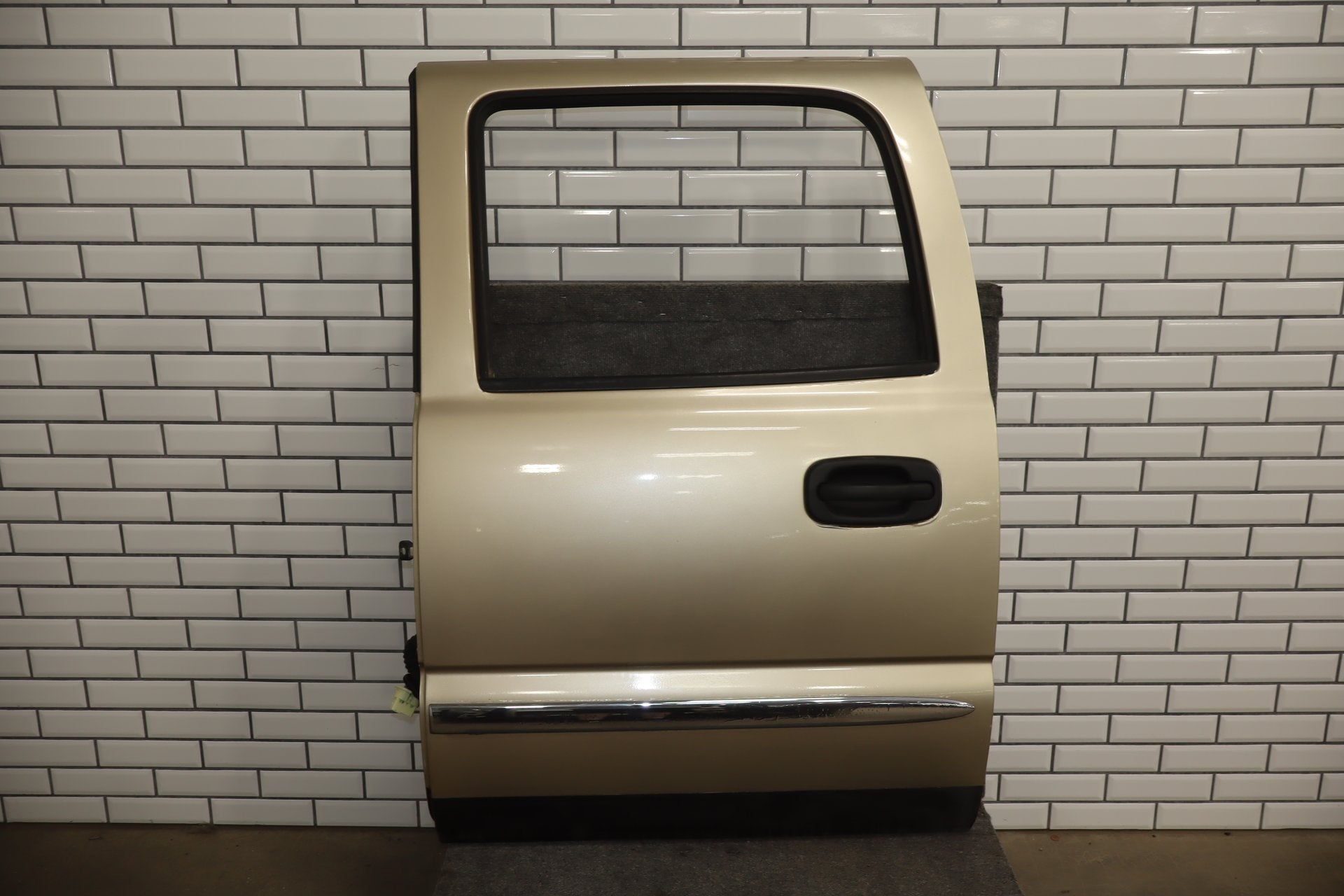 01-07 Chevy GMC Silverado Sierra GMT800 Extneded Cab Left Rear Door sand beige metallic 15u
