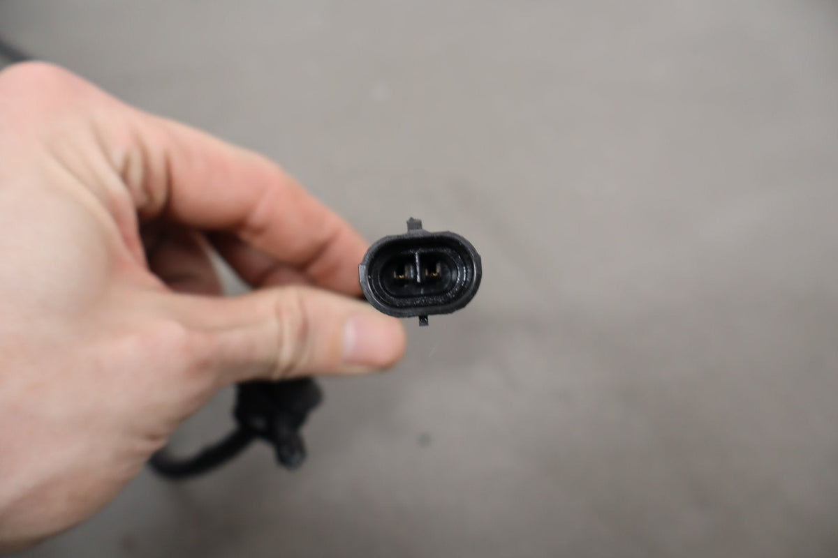01-07 Chevy Silverado 3500 Left 2WD Spindle Hub ABS