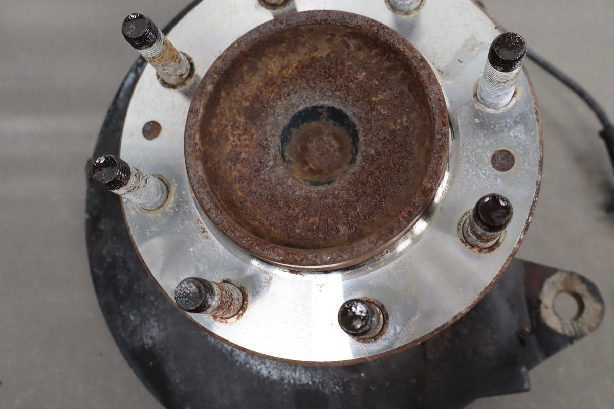 01-07 Chevy Silverado 3500 Left 2WD Spindle Hub ABS