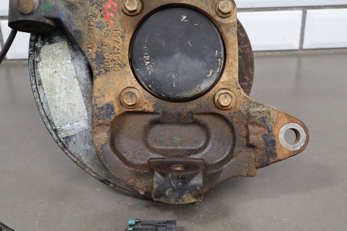 01-07 Chevy Silverado 3500 Right 2WD Spindle Hub ABS