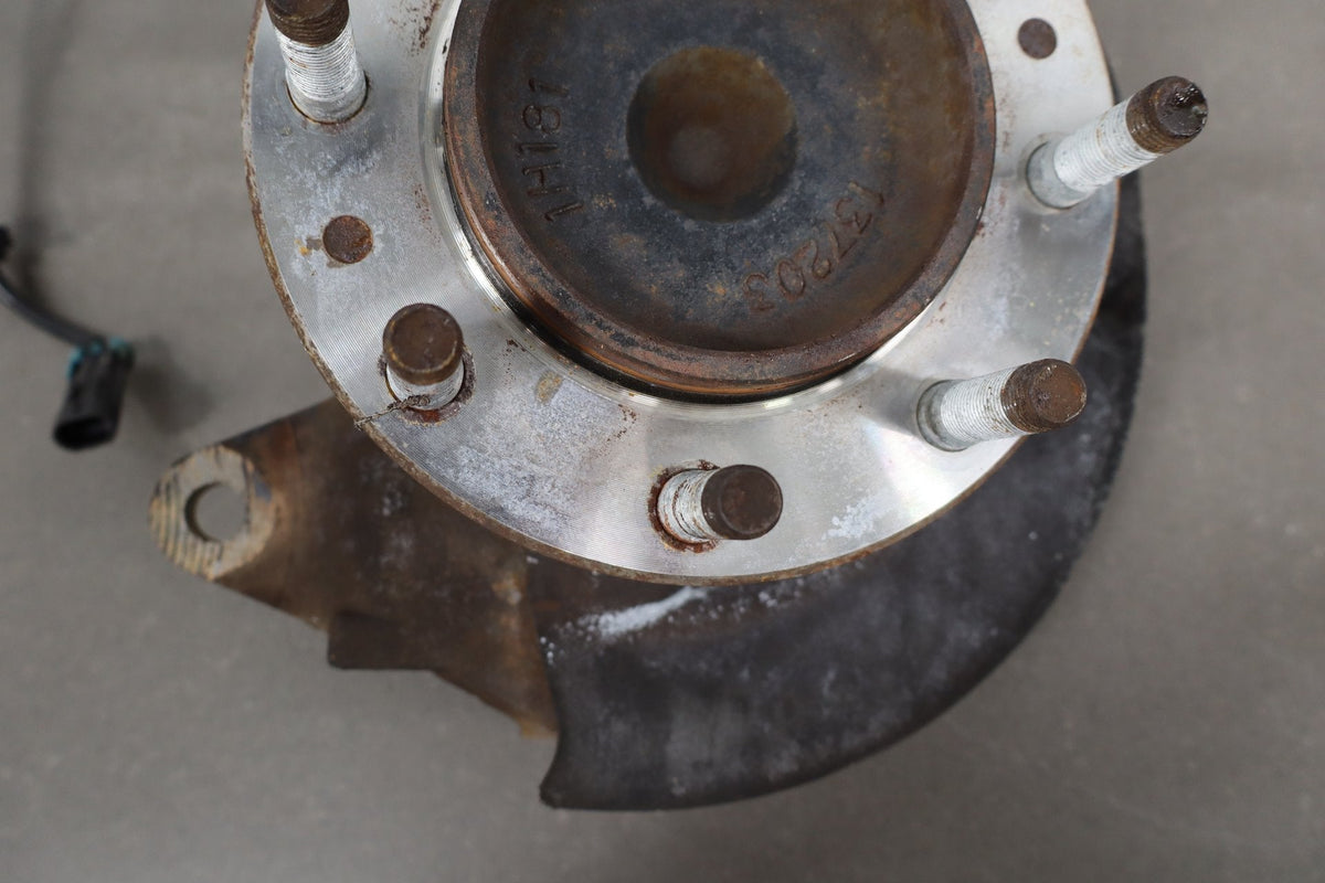 01-07 Chevy Silverado 3500 Right 2WD Spindle Hub ABS