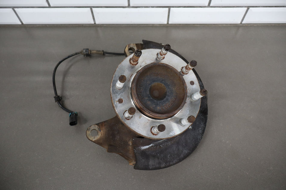 01-07 Chevy Silverado 3500 Right 2WD Spindle Hub ABS