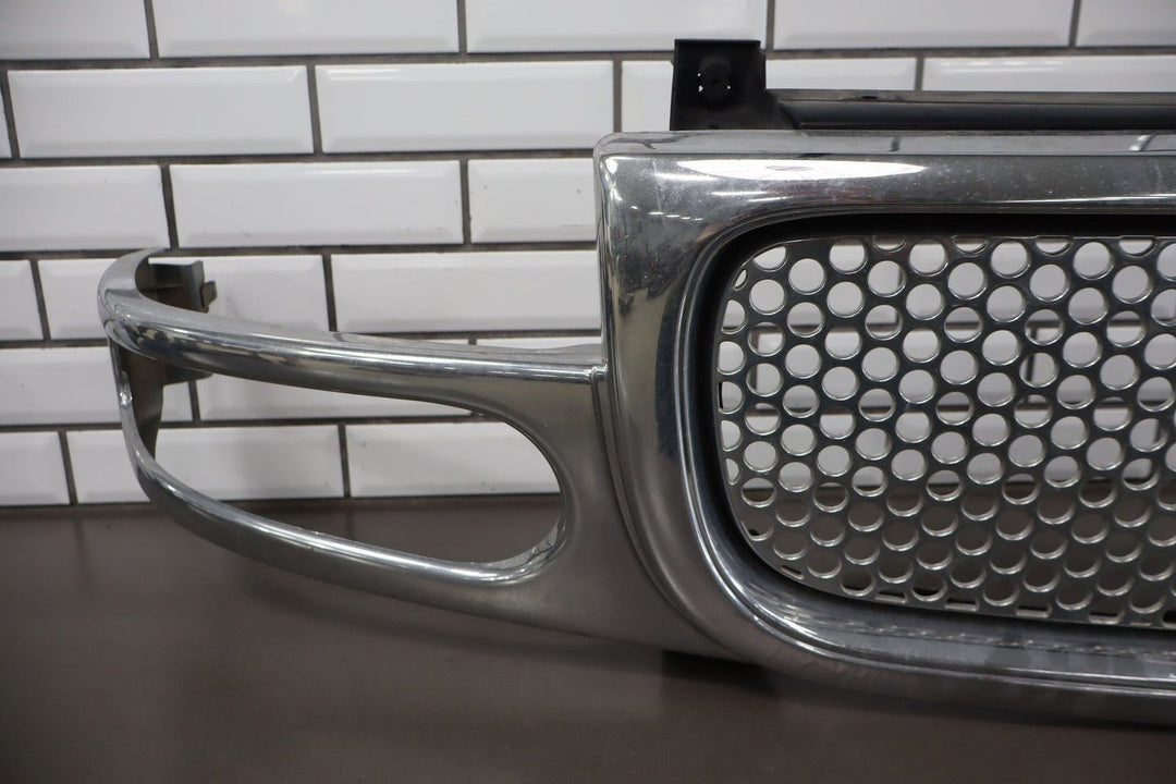 02 - 06 GMC Yukon Denali GMT800 OEM Chrome Radiator Grille 19130789