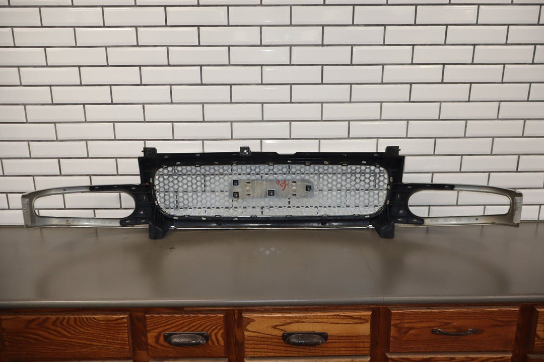 02 - 06 GMC Yukon Denali GMT800 OEM Chrome Radiator Grille 19130789