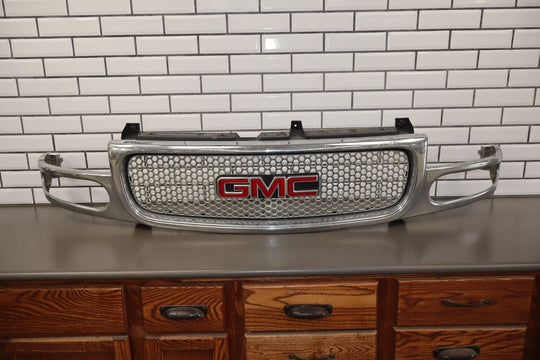 02 - 06 GMC Yukon Denali GMT800 OEM Chrome Radiator Grille 19130789