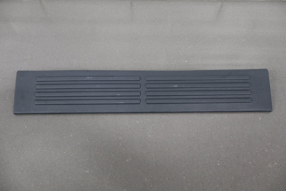 02-07 Chevrolet Silverado 2500HD Crew Cab Sill Plates Graphite (12D)