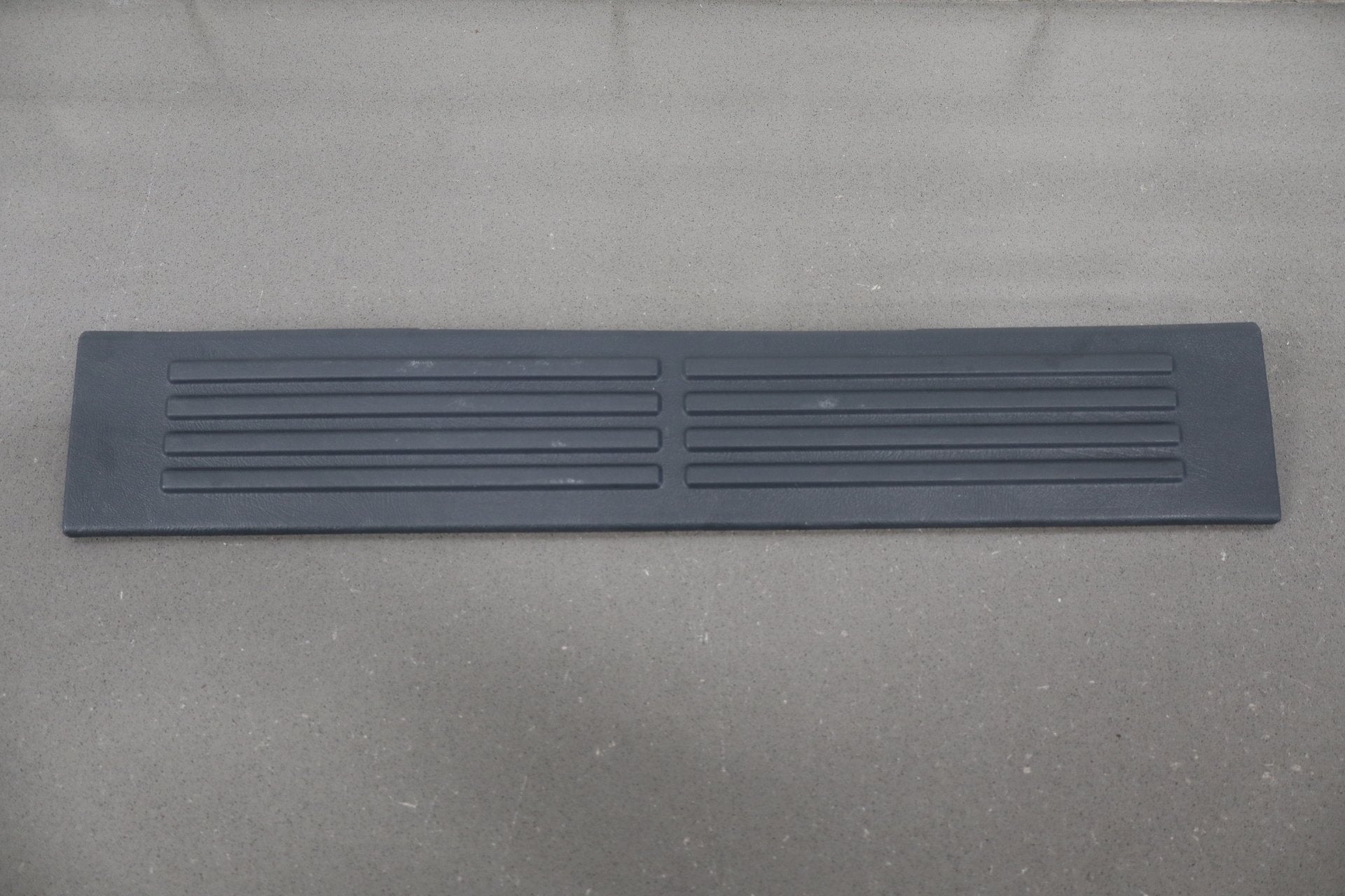 02-07 Chevrolet Silverado 2500HD Crew Cab Sill Plates Graphite (12D)