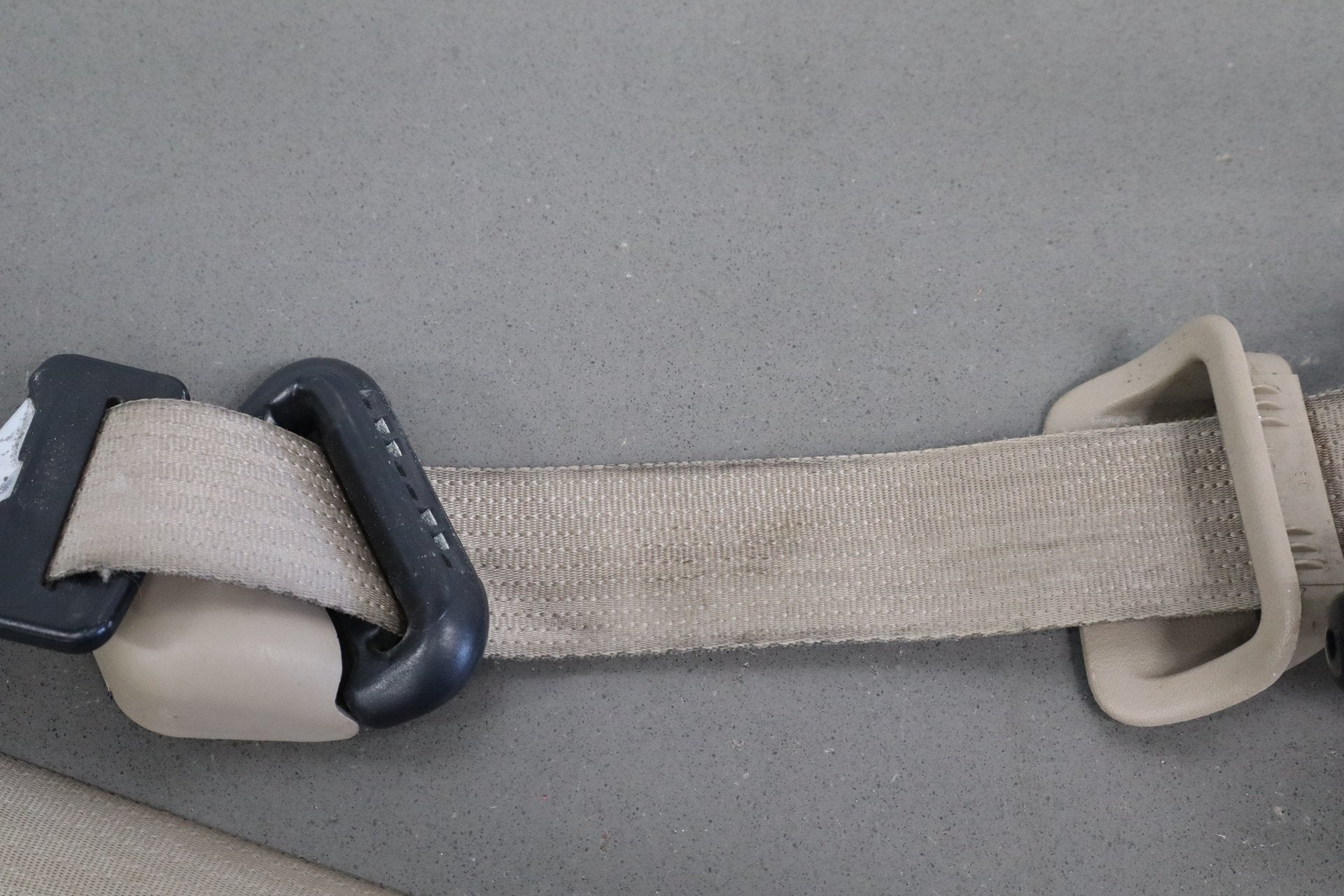 02-07 Ford F350 Super Duty Left Front Seat Belt Medium Parchment