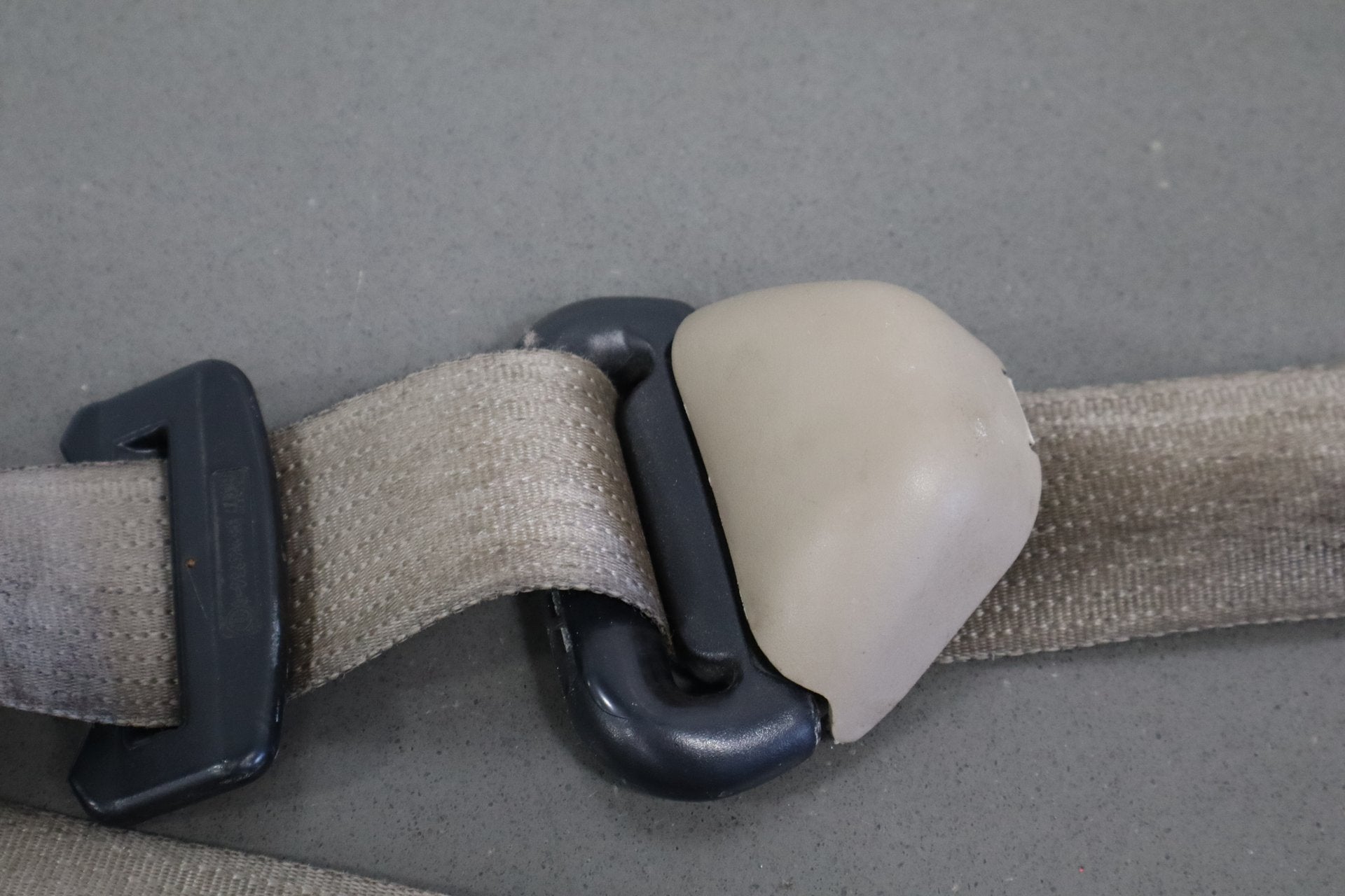 02-07 Ford F350 Super Duty Left Front Seat Belt Medium Parchment