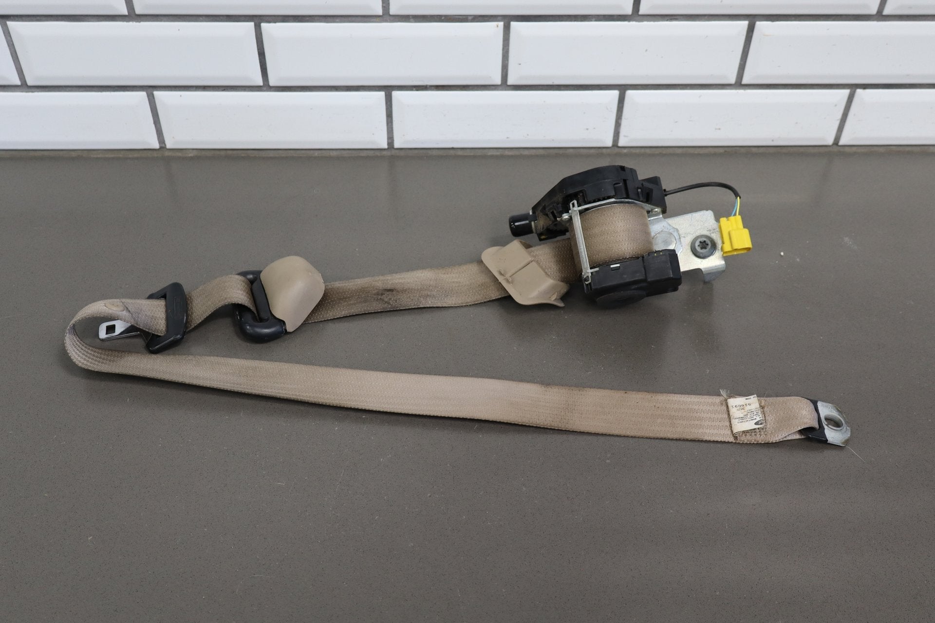 02-07 Ford F350 Super Duty Left Front Seat Belt Medium Parchment