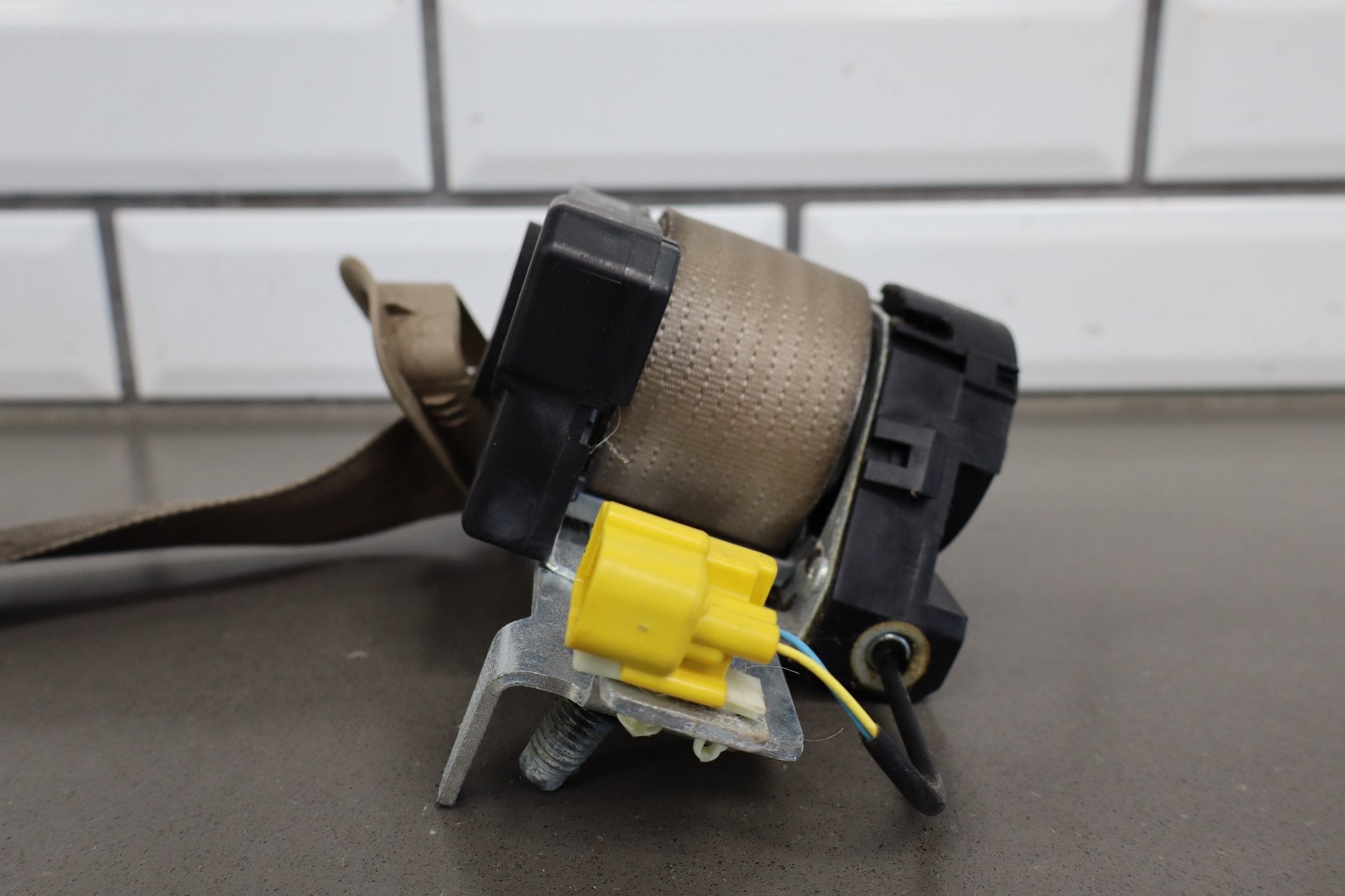 02-07 Ford F350 Super Duty Left Front Seat Belt Medium Parchment