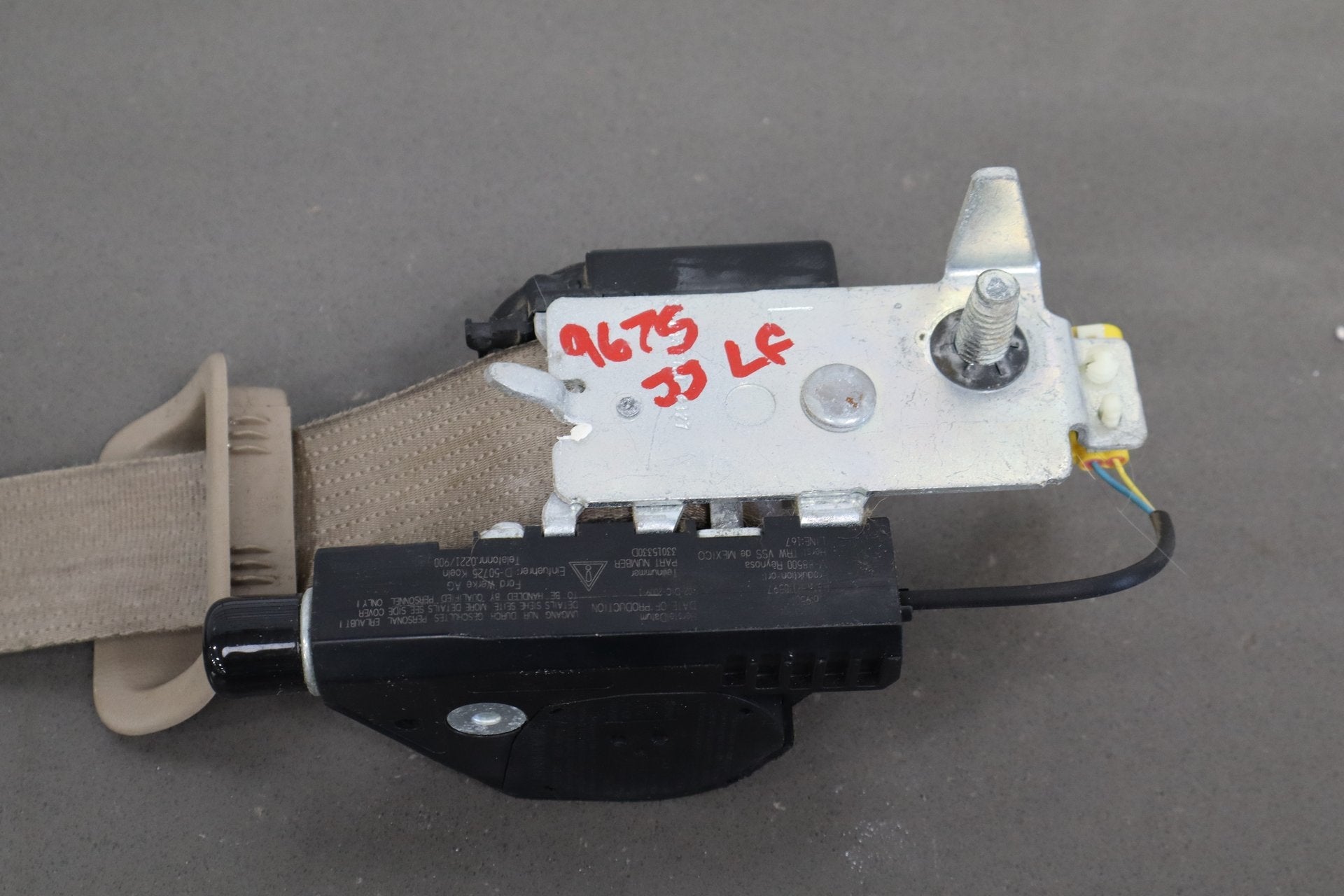 02-07 Ford F350 Super Duty Left Front Seat Belt Medium Parchment
