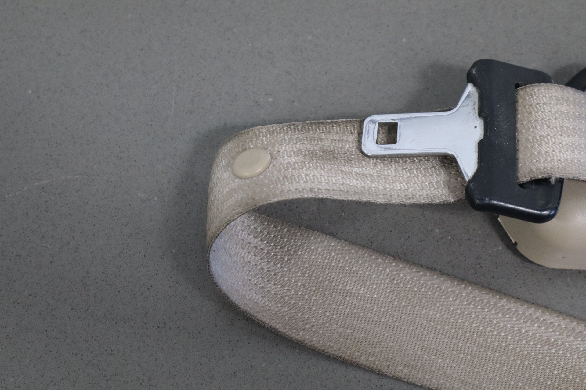 02-07 Ford F350 Super Duty Left Front Seat Belt Medium Parchment