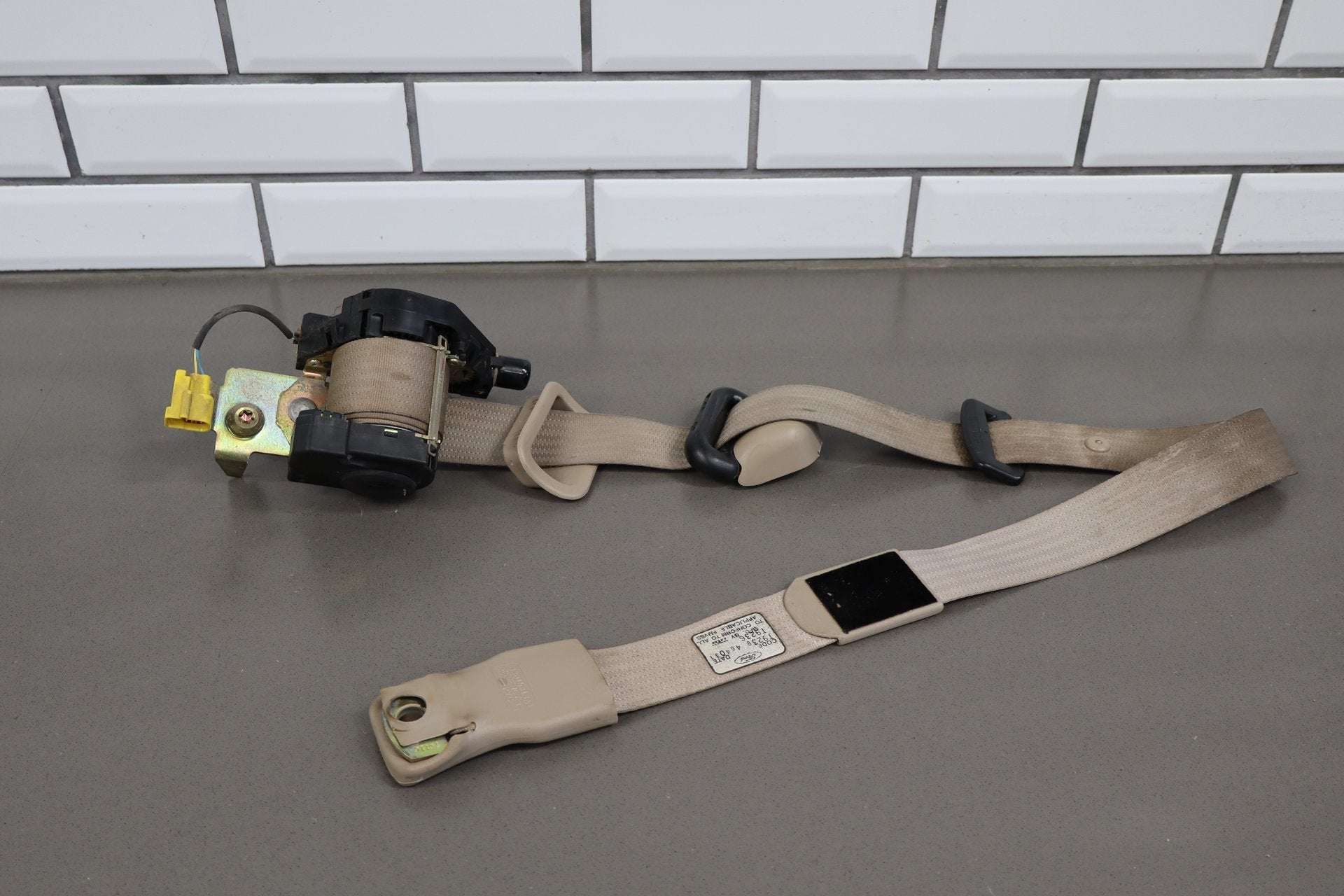 02-07 Ford F350 Super Duty Right Front Seat Belt Medium Parchment