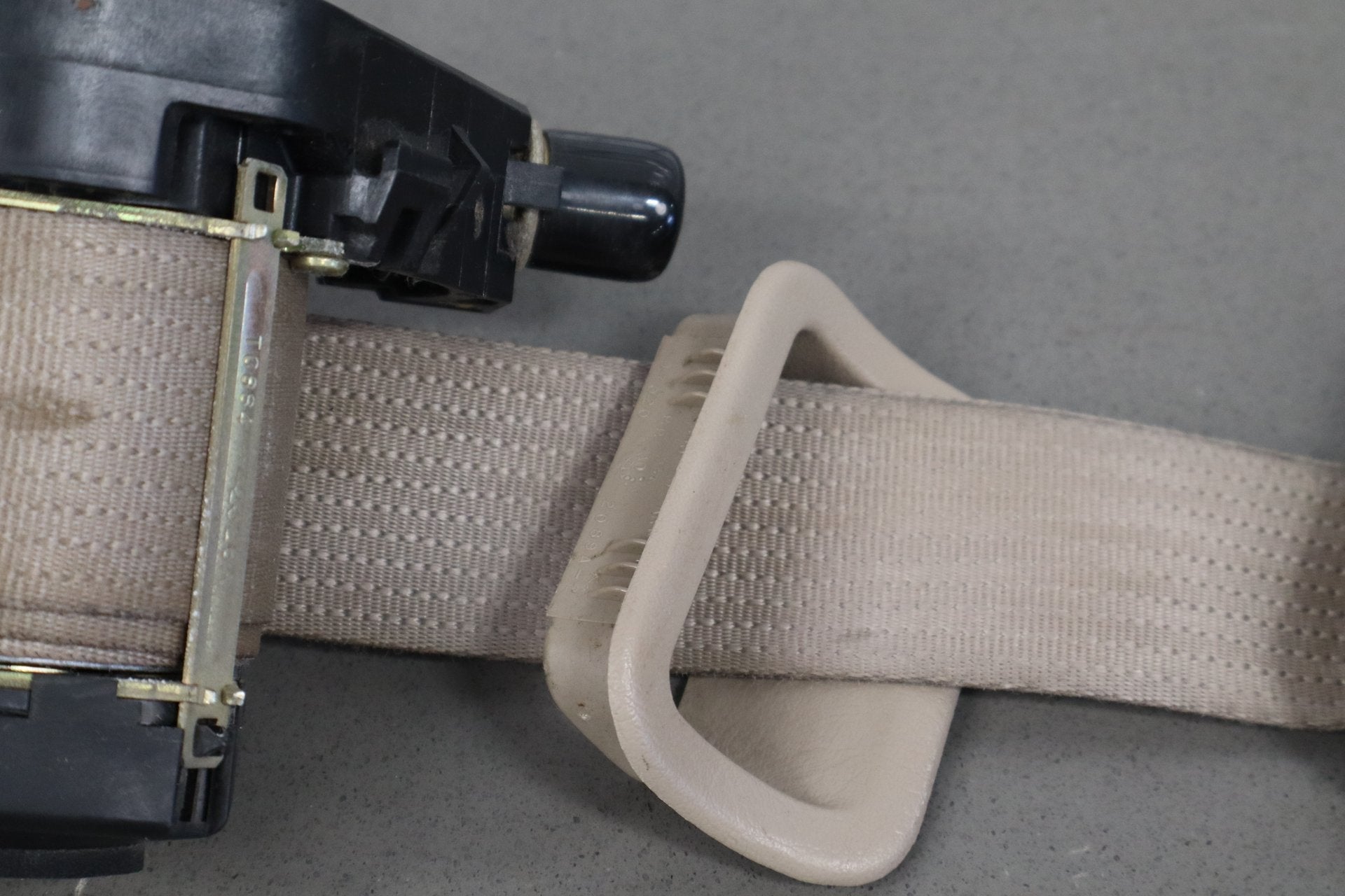02-07 Ford F350 Super Duty Right Front Seat Belt Medium Parchment