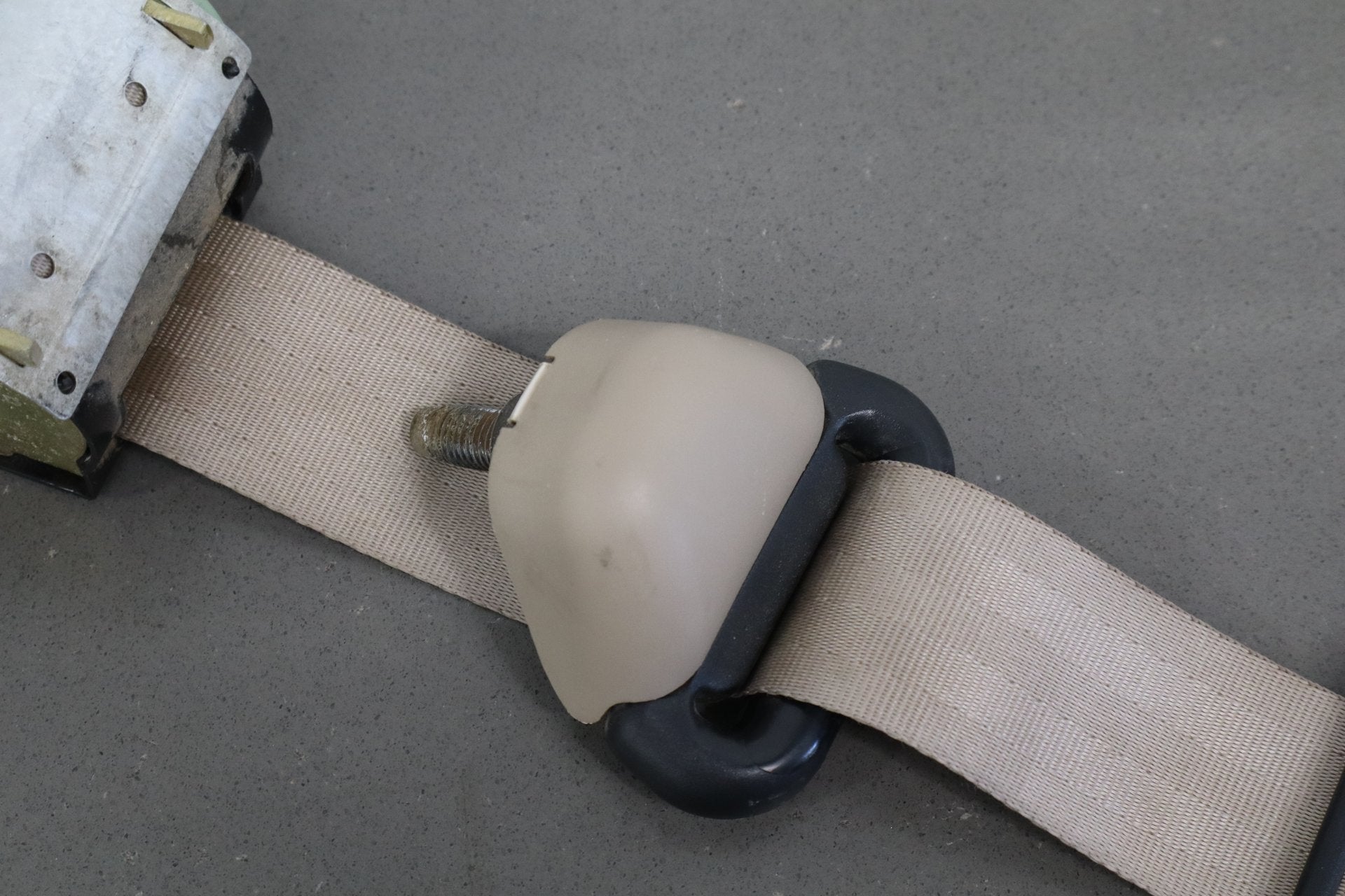 02-07 Ford F350 Super Duty Right Rear Seat Belt Medium Parchment