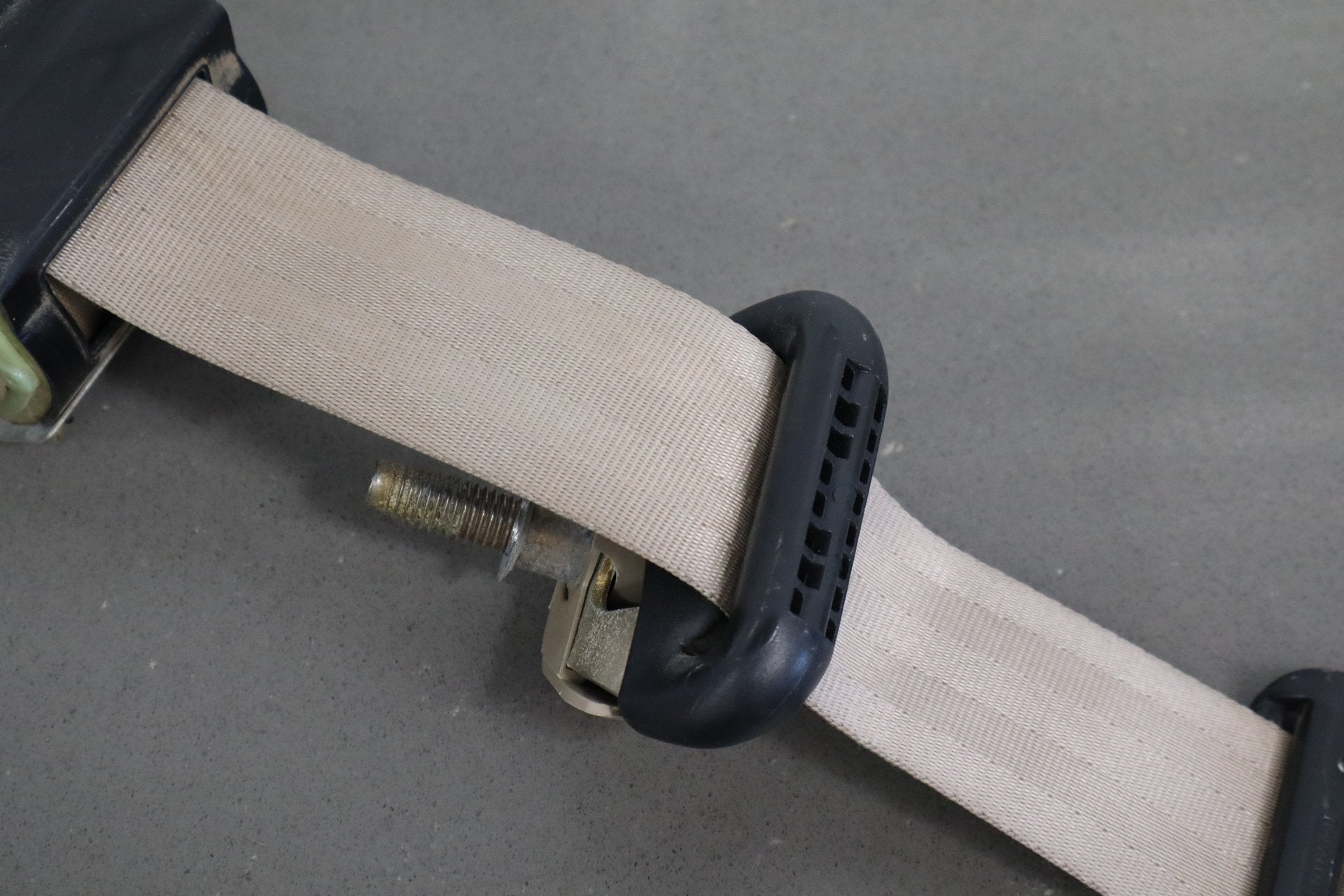 02-07 Ford F350 Super Duty Right Rear Seat Belt Medium Parchment