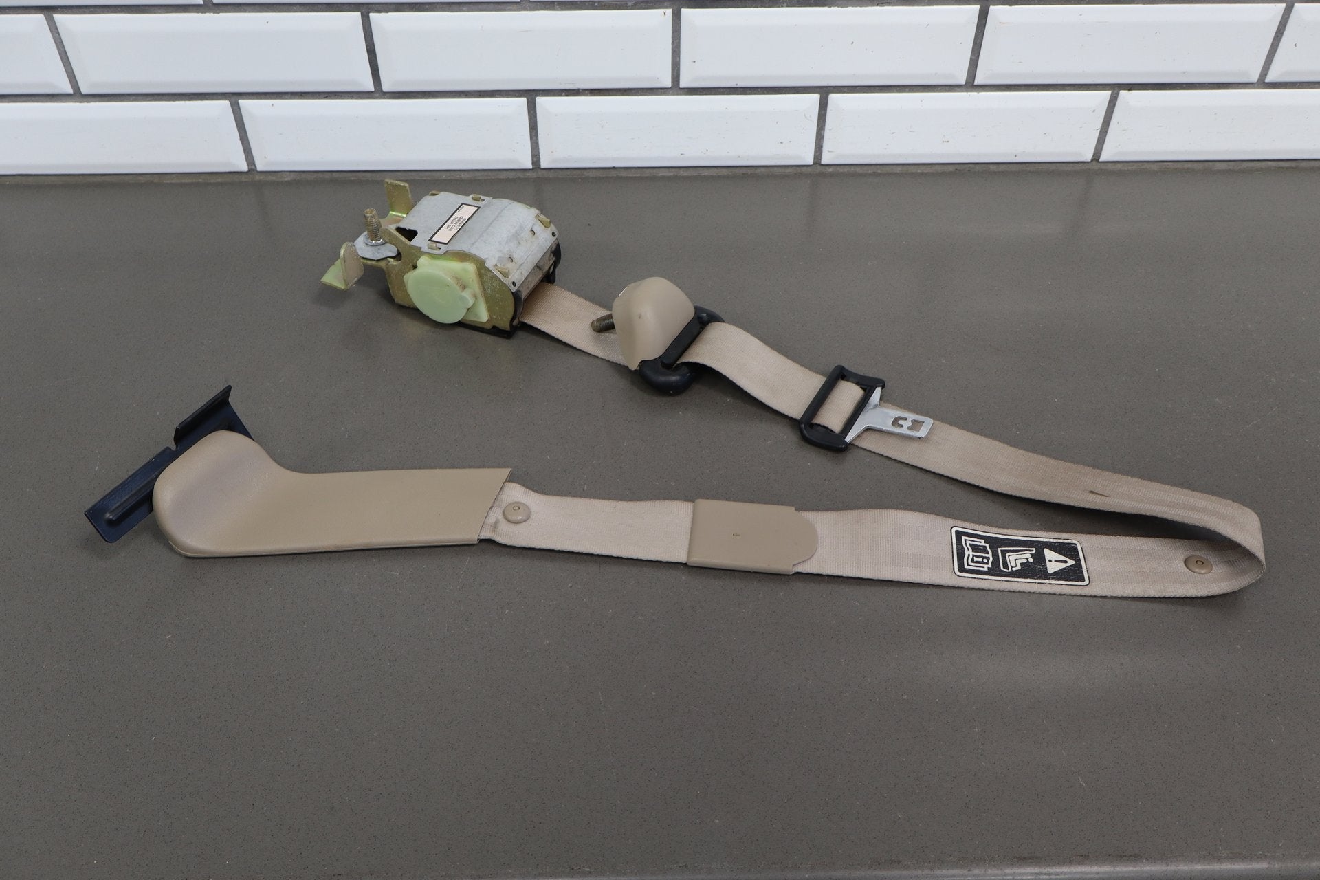 02-07 Ford F350 Super Duty Right Rear Seat Belt Medium Parchment