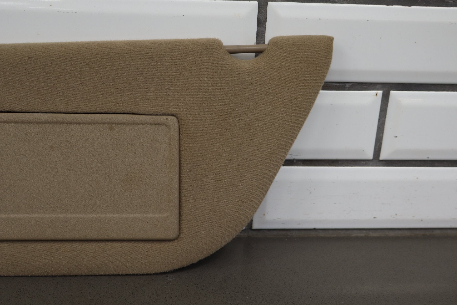 02-07 Ford F350 Super Duty Sun Visor Pair Medium Parchment Illuminated