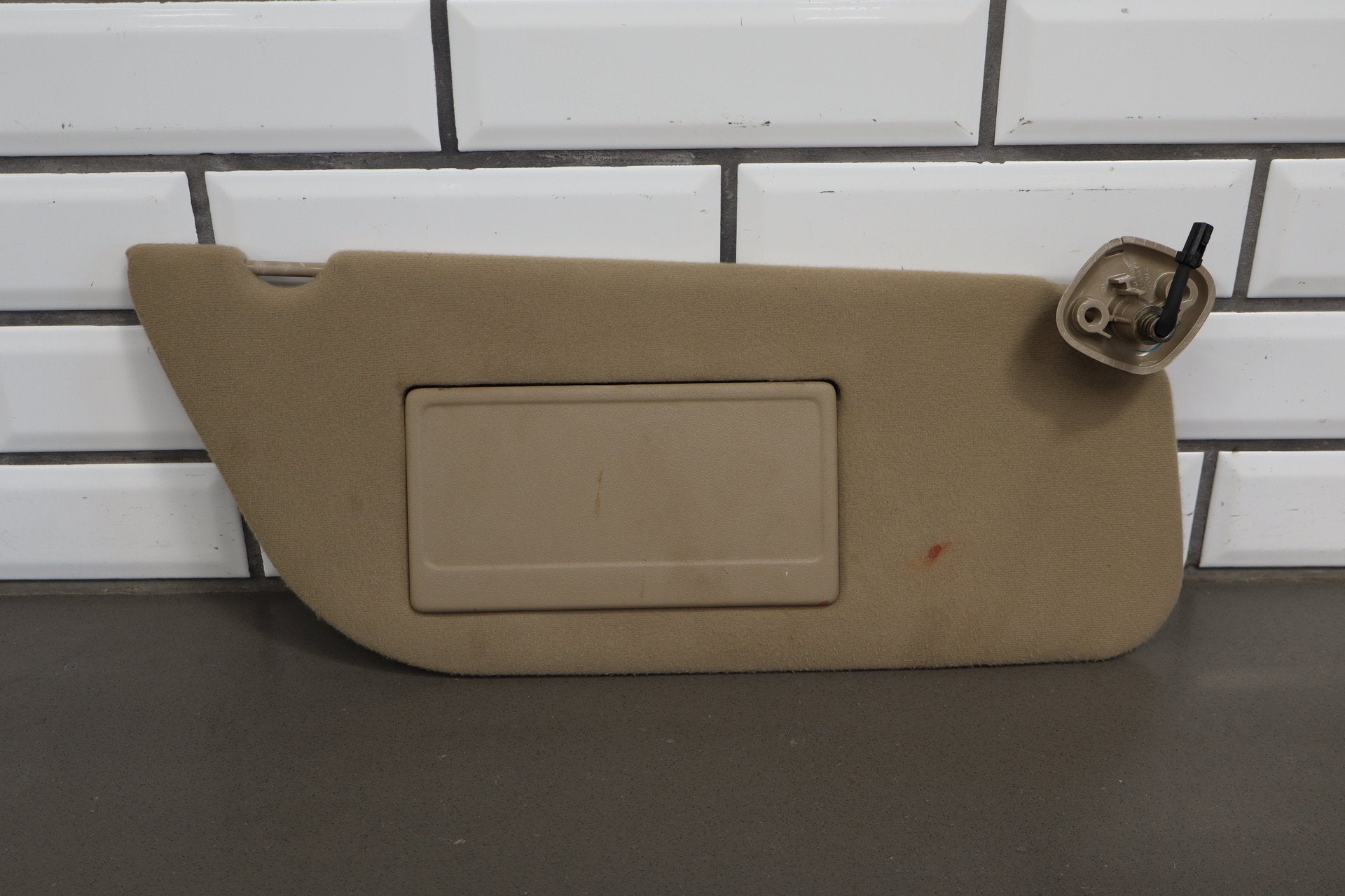 02-07 Ford F350 Super Duty Sun Visor Pair Medium Parchment Illuminated