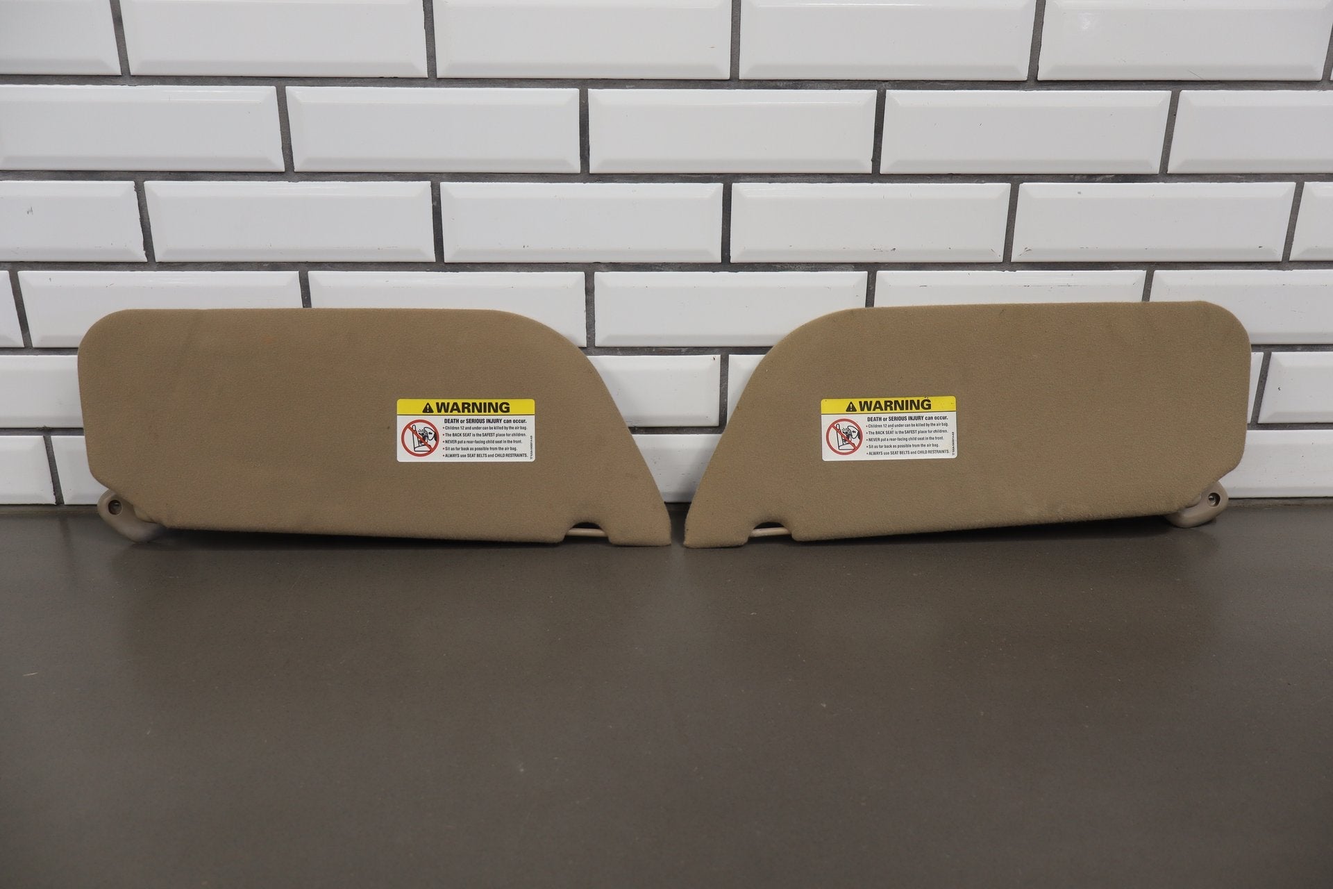 02-07 Ford F350 Super Duty Sun Visor Pair Medium Parchment Illuminated