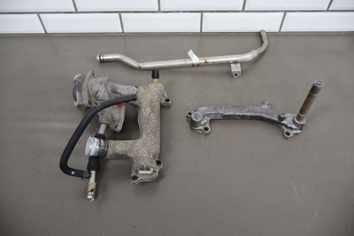 02-10 Lexus SC430 Z40 3UZ-FE Thermostat Housing Crossover