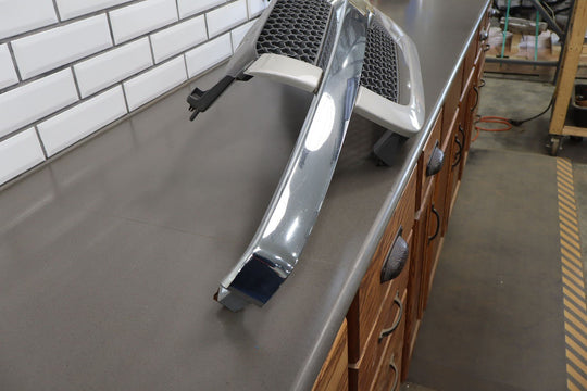 03 - 04 Chevy Silverado 2500 OEM Grille (Silver Birch Metallic 59U)