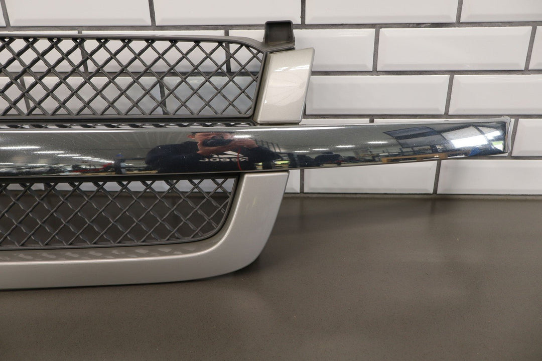 03 - 04 Chevy Silverado 2500 OEM Grille (Silver Birch Metallic 59U)