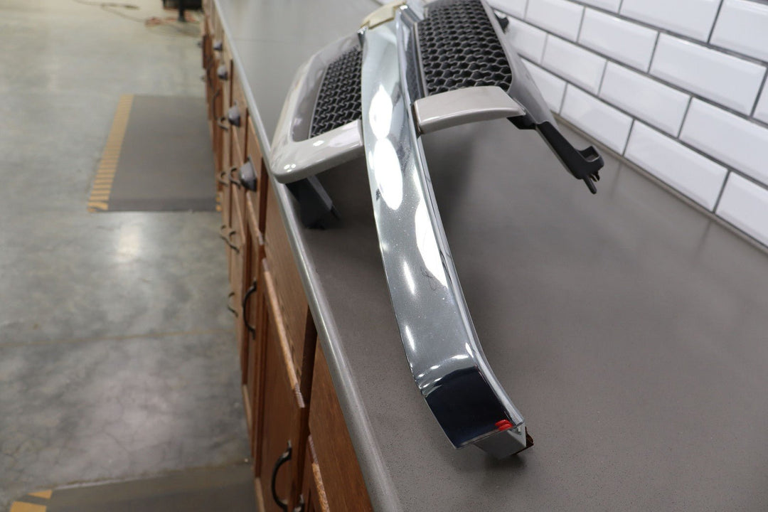03 - 04 Chevy Silverado 2500 OEM Grille (Silver Birch Metallic 59U)