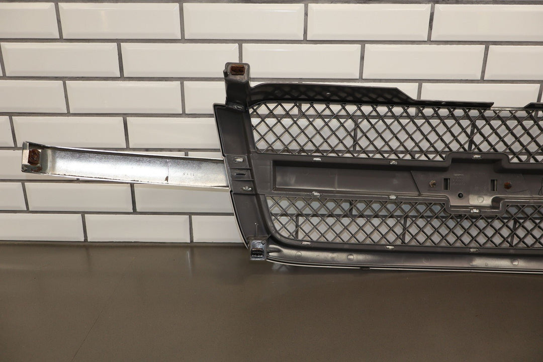03 - 04 Chevy Silverado 2500 OEM Grille (Silver Birch Metallic 59U)