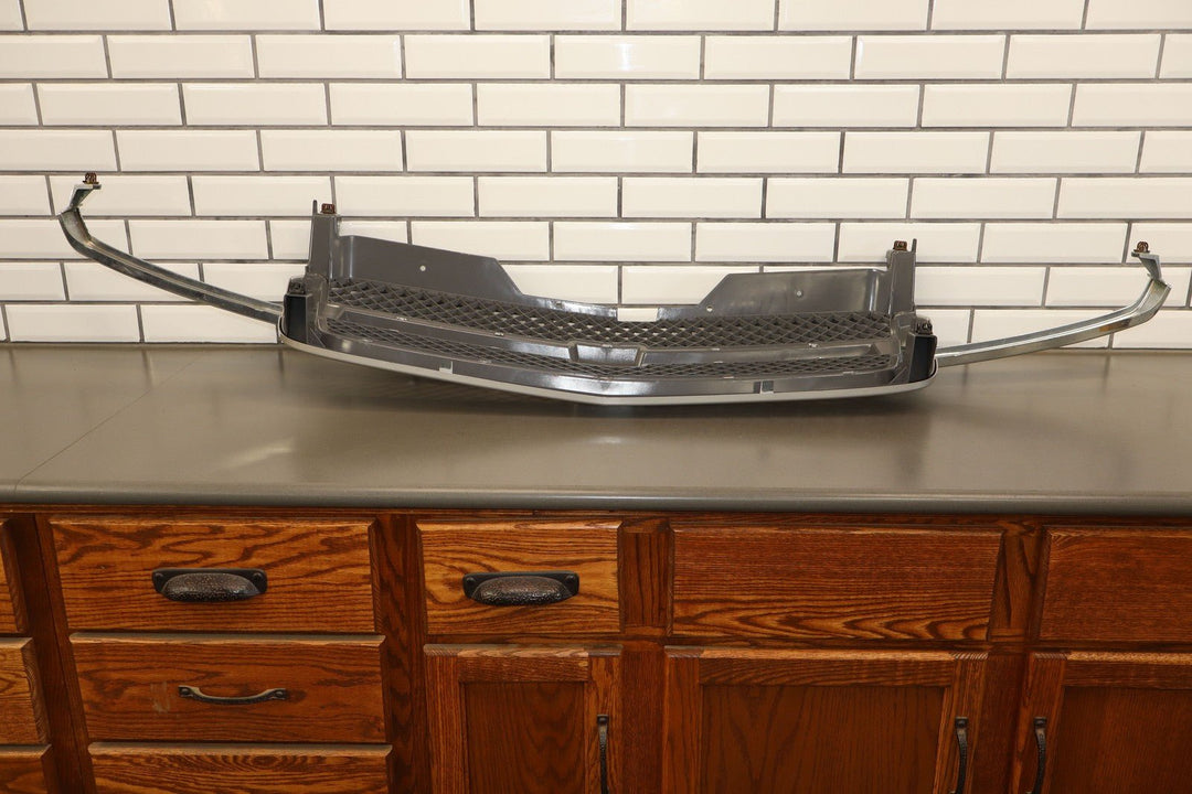 03 - 04 Chevy Silverado 2500 OEM Grille (Silver Birch Metallic 59U)