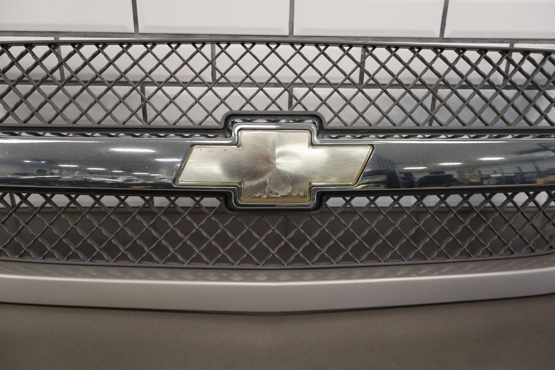 03 - 04 Chevy Silverado 2500 OEM Grille (Silver Birch Metallic 59U)