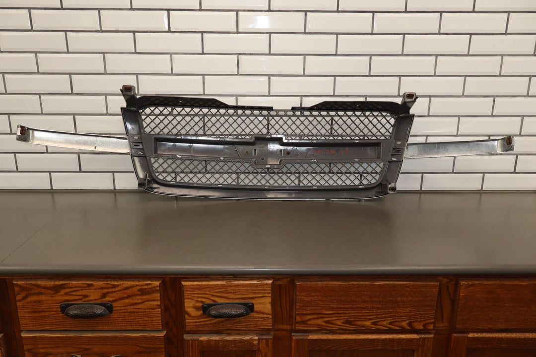 03 - 04 Chevy Silverado 2500 OEM Grille (Silver Birch Metallic 59U)
