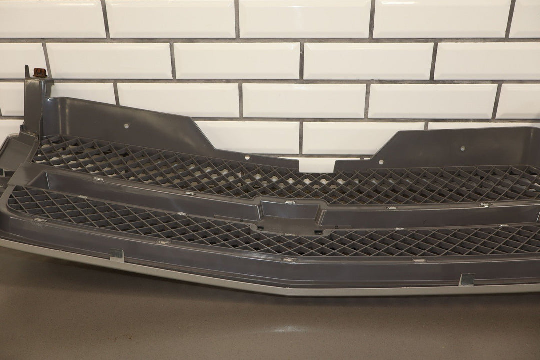 03 - 04 Chevy Silverado 2500 OEM Grille (Silver Birch Metallic 59U)