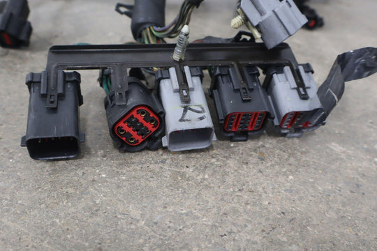 03 - 04 Ford F250 6.0L Powerstroke Diesel Underhood Engine Fuse Box with Harness