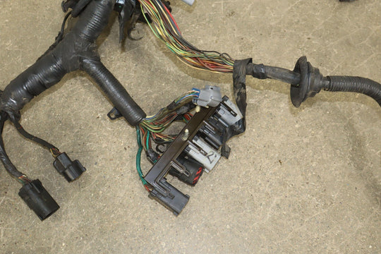 03 - 04 Ford F250 6.0L Powerstroke Diesel Underhood Engine Fuse Box with Harness