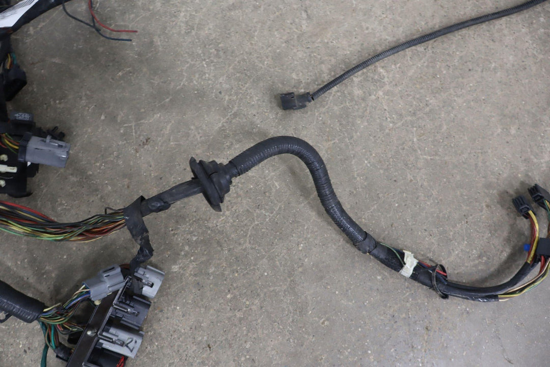 03 - 04 Ford F250 6.0L Powerstroke Diesel Underhood Engine Fuse Box with Harness