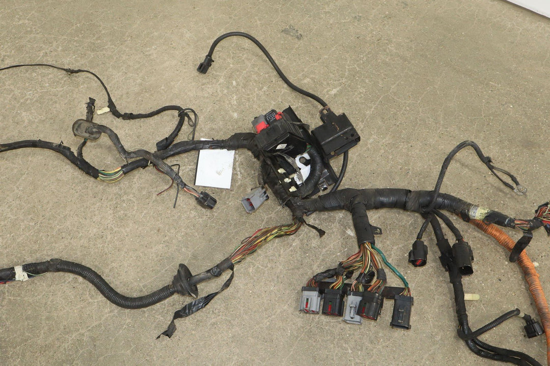 03 - 04 Ford F250 6.0L Powerstroke Diesel Underhood Engine Fuse Box with Harness