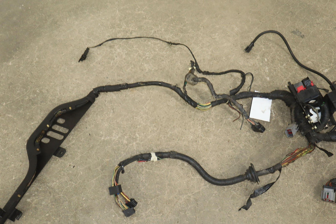 03 - 04 Ford F250 6.0L Powerstroke Diesel Underhood Engine Fuse Box with Harness