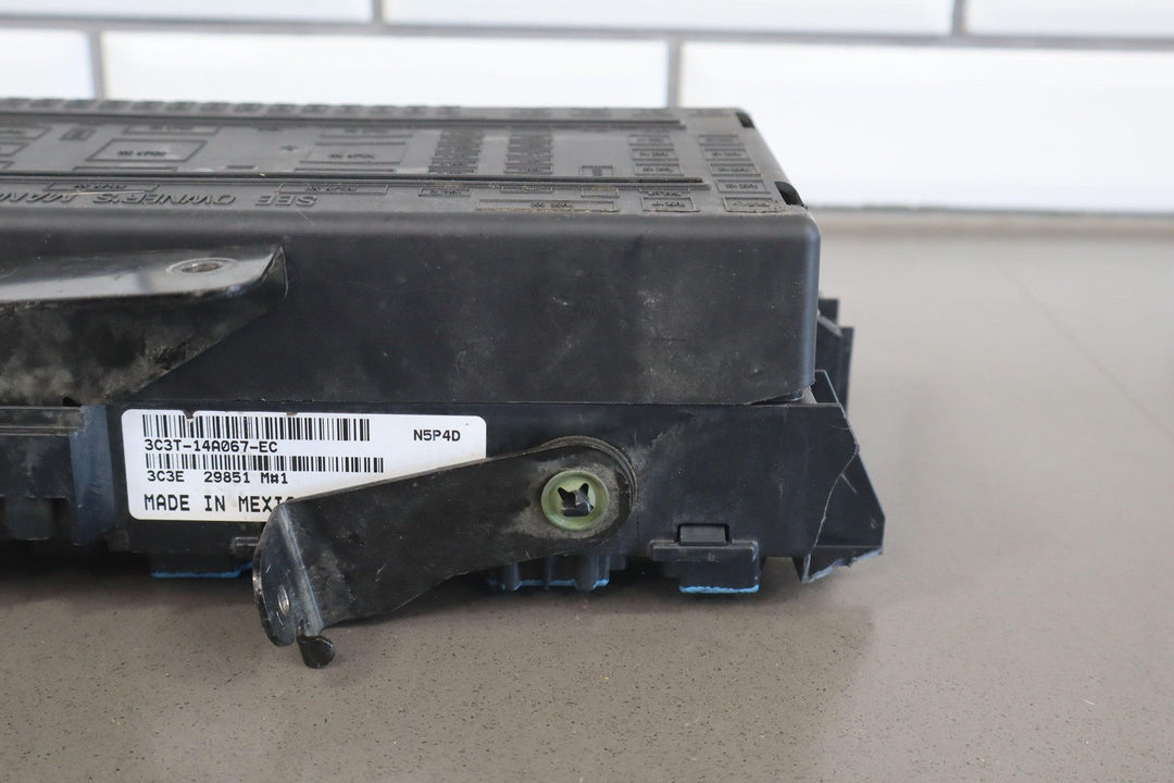 03 - 04 Ford Powerstroke 6.0L Diesel Cabin Fuse Junction Box 3C3T - 14A067 - EC