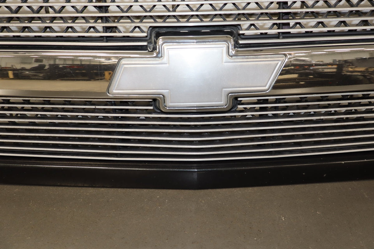 03-05 Chevy Silverado GMT800 Cateye OEM Grille Assembly Chrome/ Black 41U