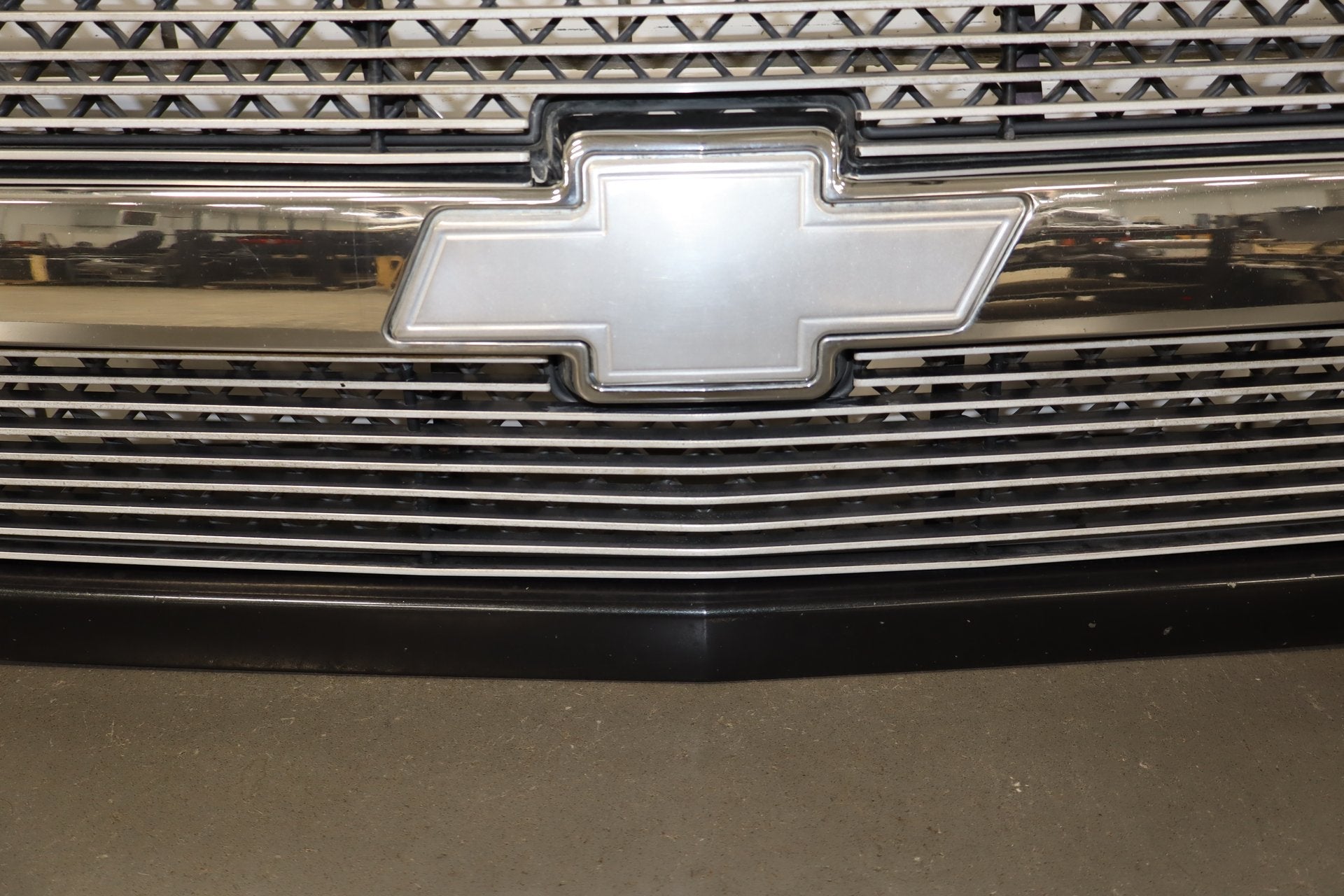 03-05 Chevy Silverado GMT800 Cateye OEM Grille Assembly Chrome/ Black 41U