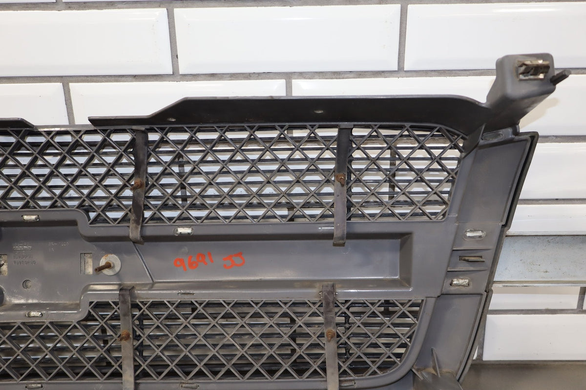 03-05 Chevy Silverado GMT800 Cateye OEM Grille Assembly Chrome/ Black 41U