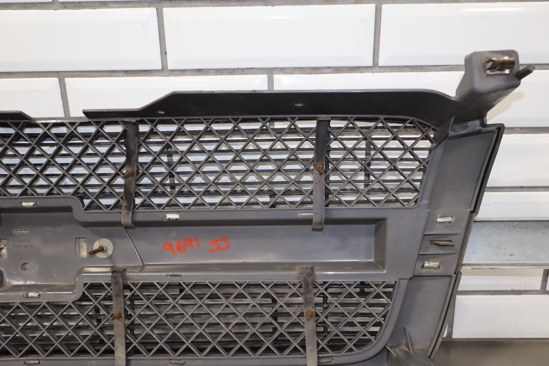 03-05 Chevy Silverado GMT800 Cateye OEM Grille Assembly Chrome/ Black 41U