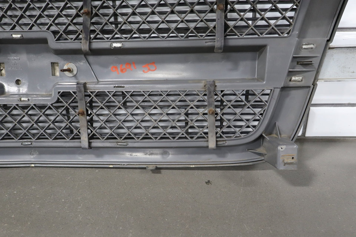 03-05 Chevy Silverado GMT800 Cateye OEM Grille Assembly Chrome/ Black 41U