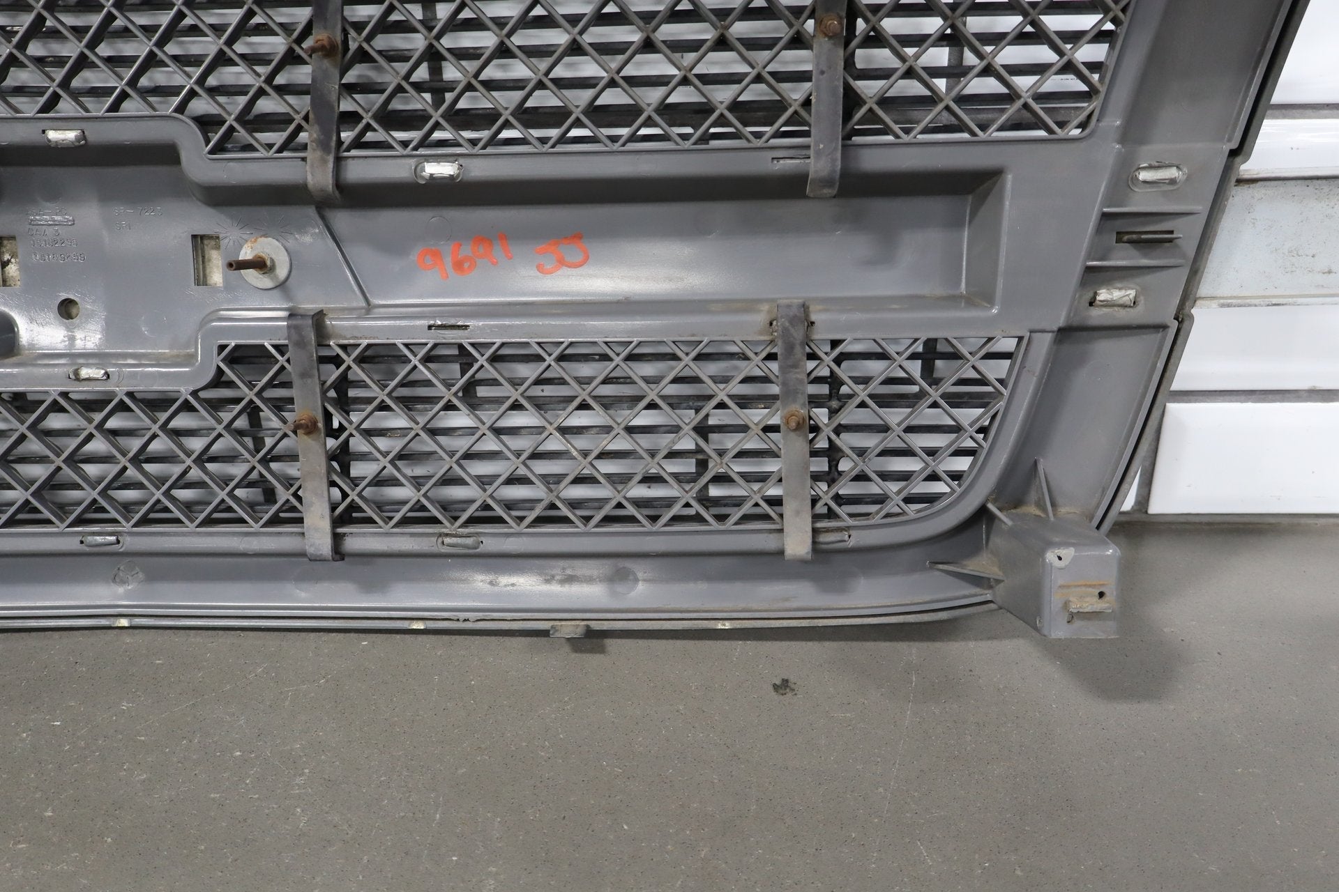 03-05 Chevy Silverado GMT800 Cateye OEM Grille Assembly Chrome/ Black 41U