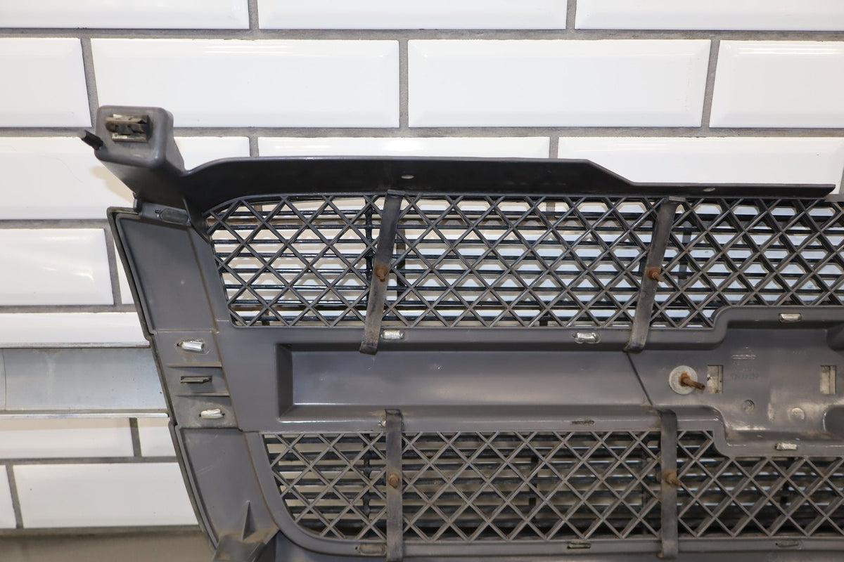 03-05 Chevy Silverado GMT800 Cateye OEM Grille Assembly Chrome/ Black 41U