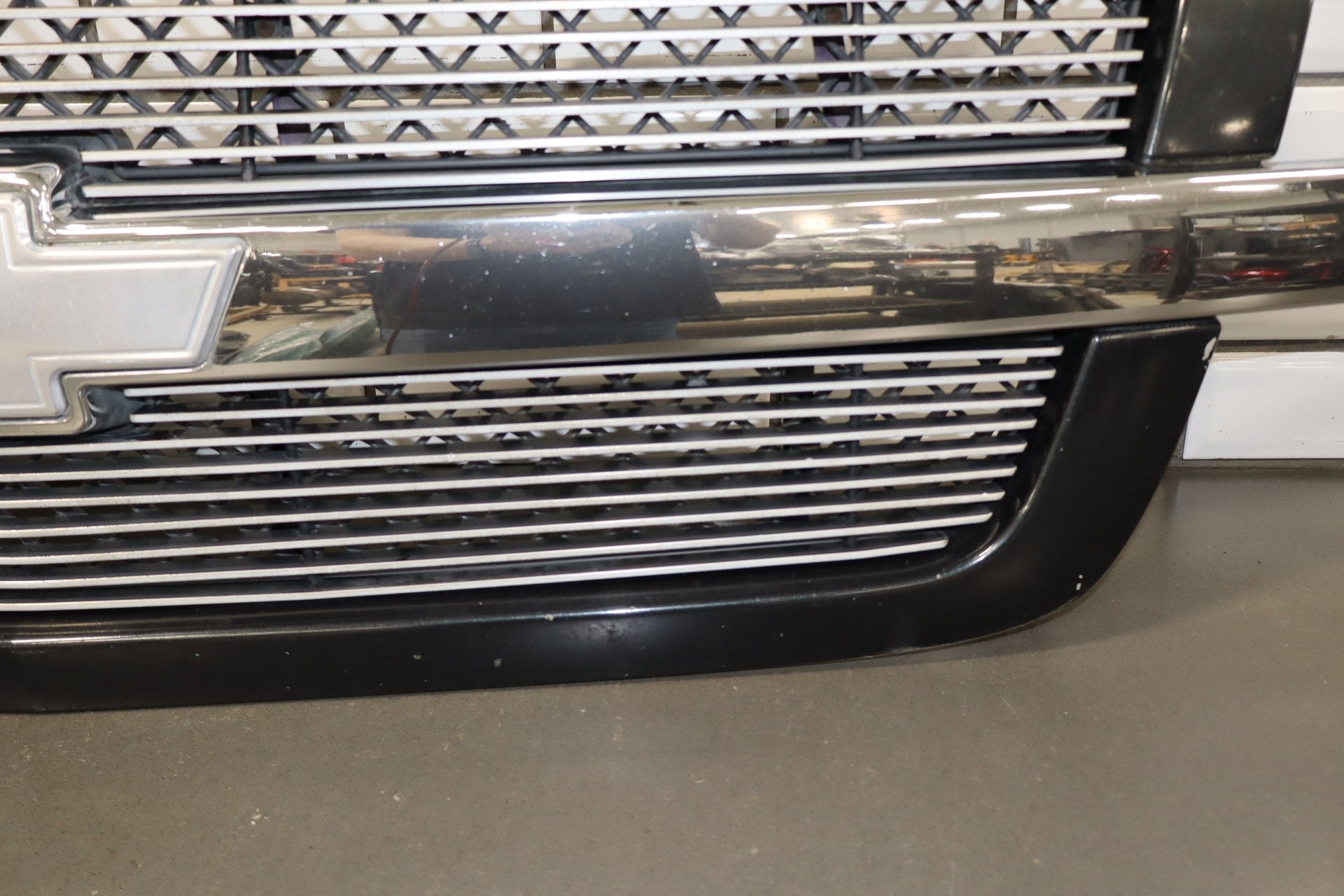 03-05 Chevy Silverado GMT800 Cateye OEM Grille Assembly Chrome/ Black 41U